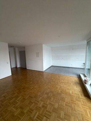 Leere Wohnung mit Balkon