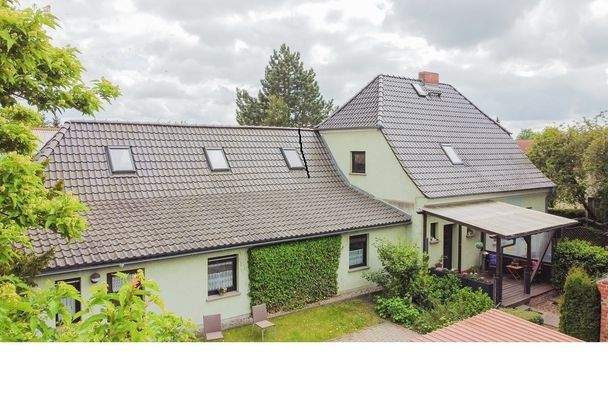 Ansicht mit Einliegerwohnung und Terrasse