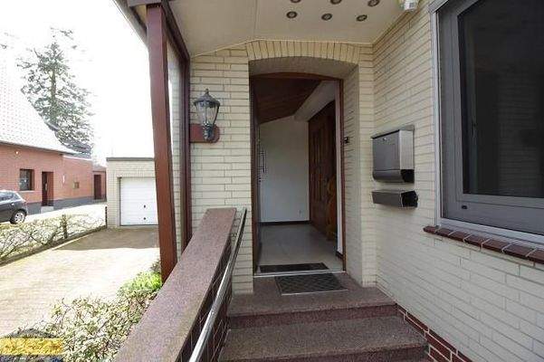 Eingang mit Windfang / Zugang beide Wohnungen