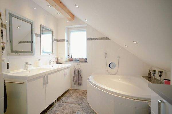 Badezimmer mit Eckbadewanne, WC, Doppelwaschbecken und Dusche