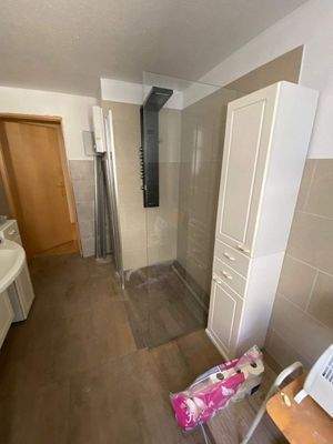 modernes Badezimmer im 1. OG (1).jpg