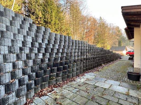 Hauszugang mit Stützmauer zur Straße