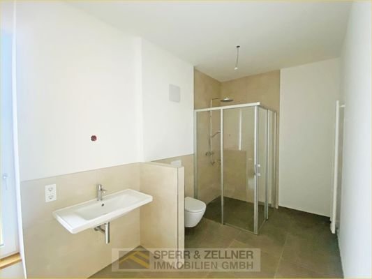 Bad mit Wanne und Dusche Whg. B33