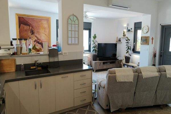 Kreta, Kalamitsi Amigdali: Charmantes kretisches Haus mit privatem Olivenhain und Bergblick zu verkaufen