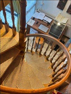 Blick von oben: Stilvolle Wendeltreppe mit einladendem kleinen Büro