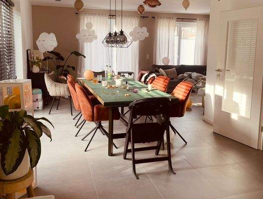 Essbereich mit offenem Übergang zum Wohnzimmer