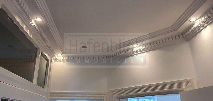 Schöne Stuckdecke mit Deckenleuchten