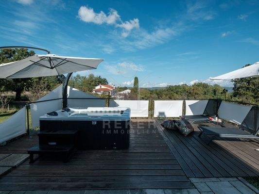 Großzügiger Außenbereich für gesellige Stunden