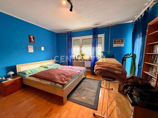 Schlafzimmer mit Ausgang zum Balkon