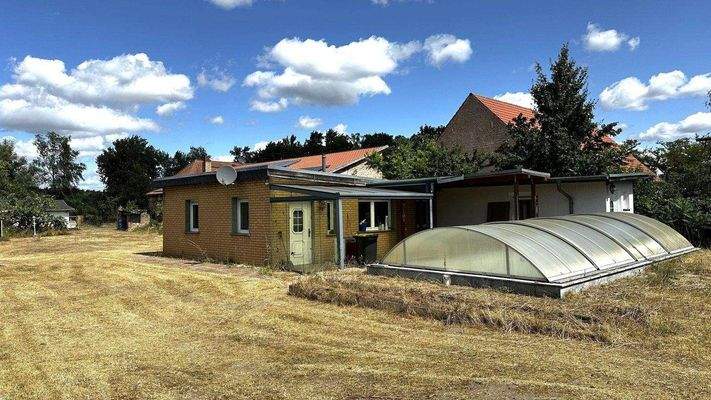 Übersichtsaufnahme Haus-Pool.jpg