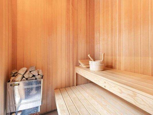 ...und angrenzender Sauna