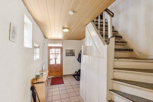 Eingangsbereich EG mit Treppenaufstieg ins OG