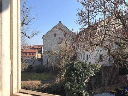 Blick vom Dachgeschoss in den schönen Garten