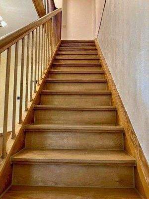 Rustikale Vollholztreppe ins DG.jpg