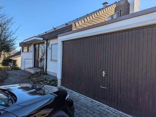 Hausvorderseite mit Garage und Eingangsbereich.jpg