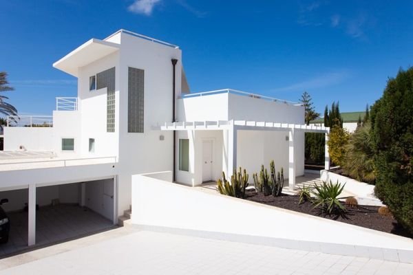 Villa mit zwei Garagen, großer Dachterrasse, Jacuzzi und großen Pool