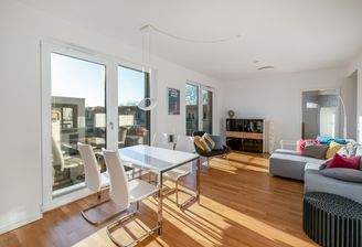 Wohn- und Esszimmer mit Einbauküche