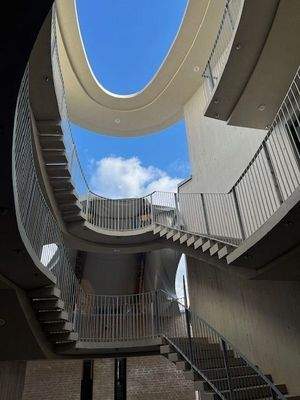 innenliegendes offenes Treppenhaus