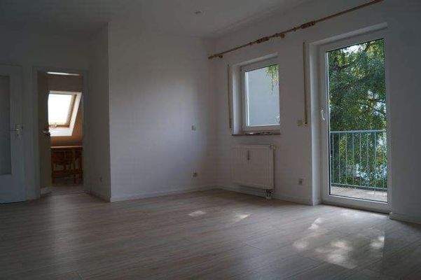 Wohnzimmer mit Blick in die Küche