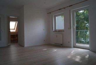 Wohnzimmer mit Blick in die Küche