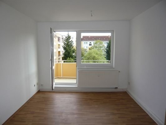 Muster-Wohnzimmer mit Balkon i