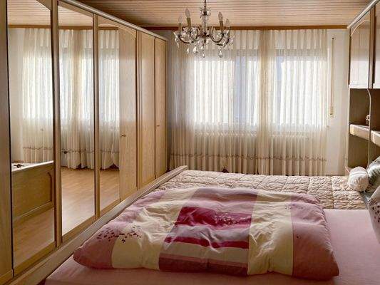 großes Schlafzimmer im OG