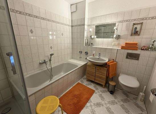 Badezimmer mit Badewanne u. Dusche