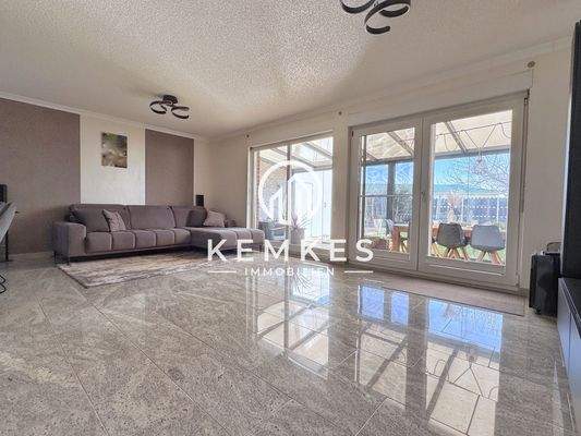 Wohnzimmerbereich mit Zugang nach draußen