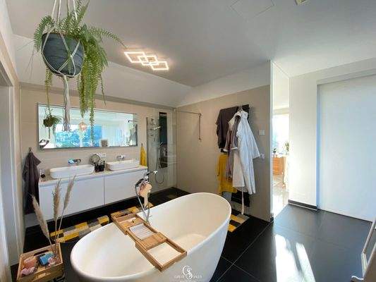 Badebereich mit freistehender Badewanne