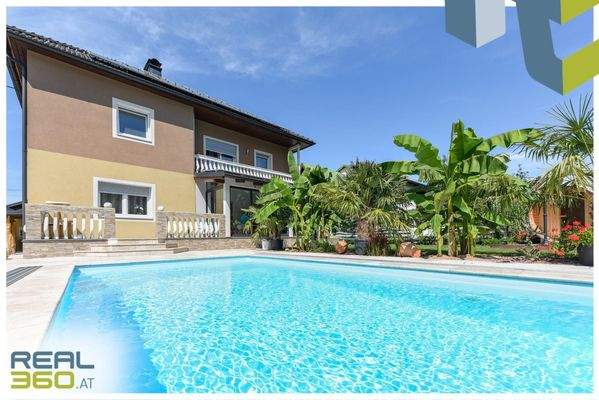 Pool mit Blick auf das Haus