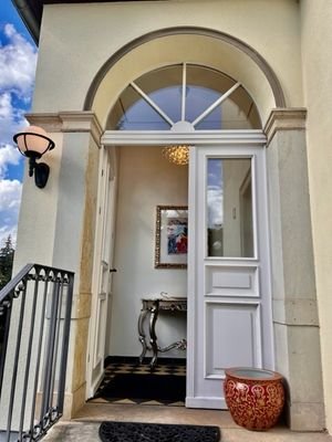 Ihr Eintritt in die klassizistische Villa