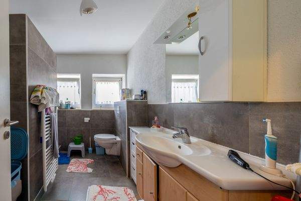 Bad mit Dusche/WC/Fenster 1.0G