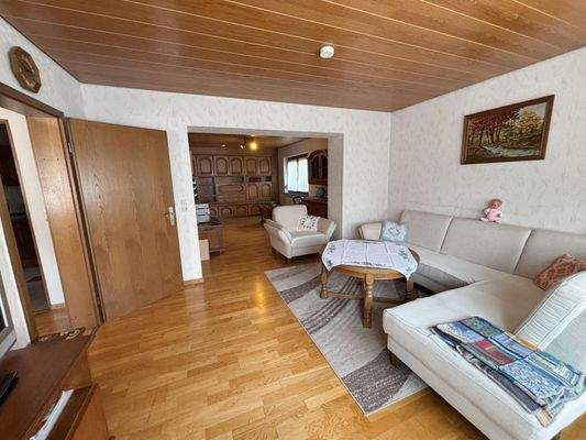 Blick zum weiteren Wohnbereich