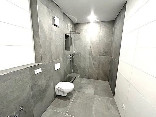 Duschbad mit Regendusche