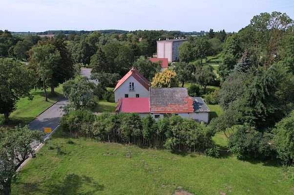 Das Grundstück, dahinter das Mehrfamilienhaus.jpg