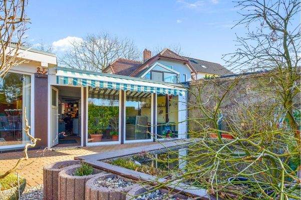 Blick von einem der Teiche auf die Terrasse und de