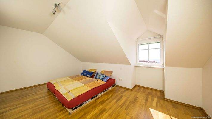 Ein großzügiges Schlafzimmer