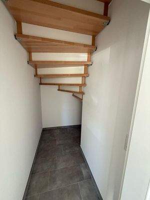 Staufläche unter der Treppe