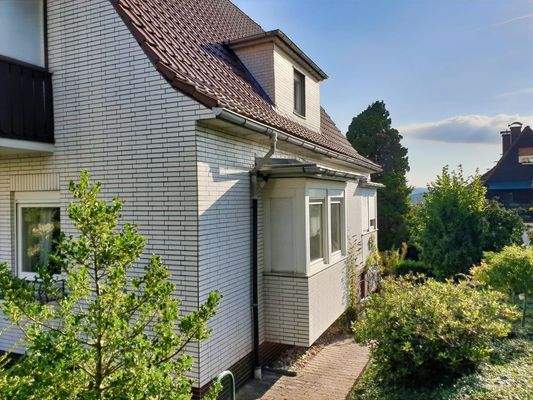 Westfassade mit Erker und Gaube