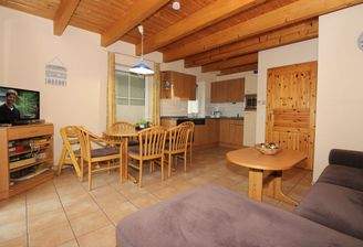 Wohnraum mit Essplatz und Küche