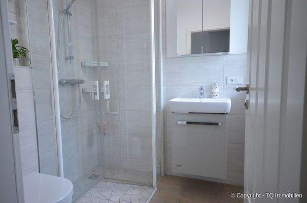 Gäste-WC mit Dusche