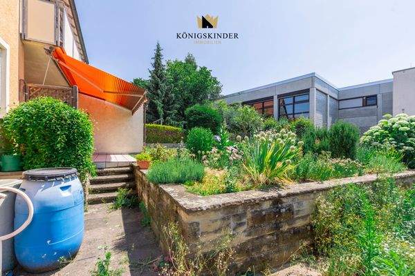 Gartenbeet mit Blick zur Terrasse