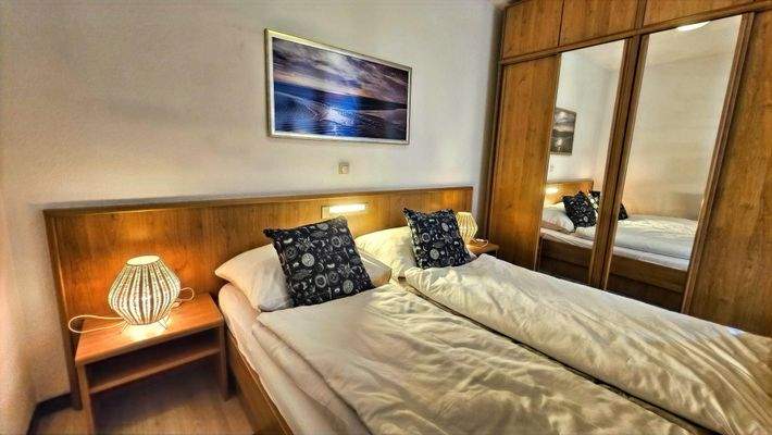 Doppelbett und Kleiderschrank