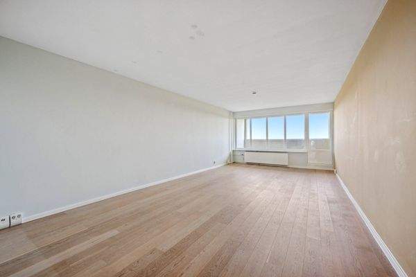 Ca. 33 QM großer Wohnraum in der 14.Etage mit Eichenparkett