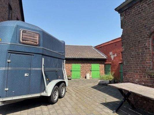 ehemalige Schweineställe von der Hofseite