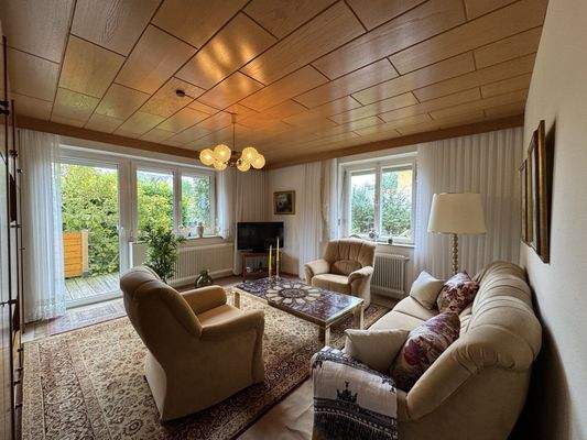 Wohnzimmer mit Zugang zum Balkon (EG)