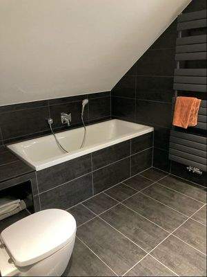 modernes Familienbad mit Wanne, Dusche, WC & Waschbecken - Dachgeschoss