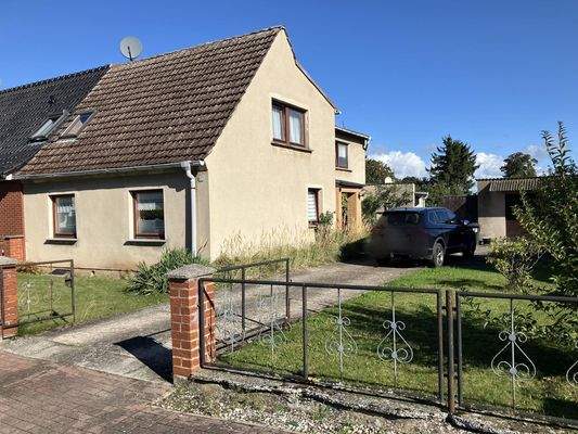 Giebel mit Anbau und Zufahrt