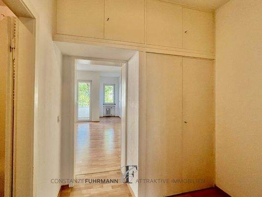 Flur mit Einbauschränken