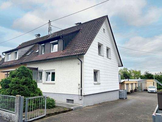 Haus mit großer Hofeinfahrt